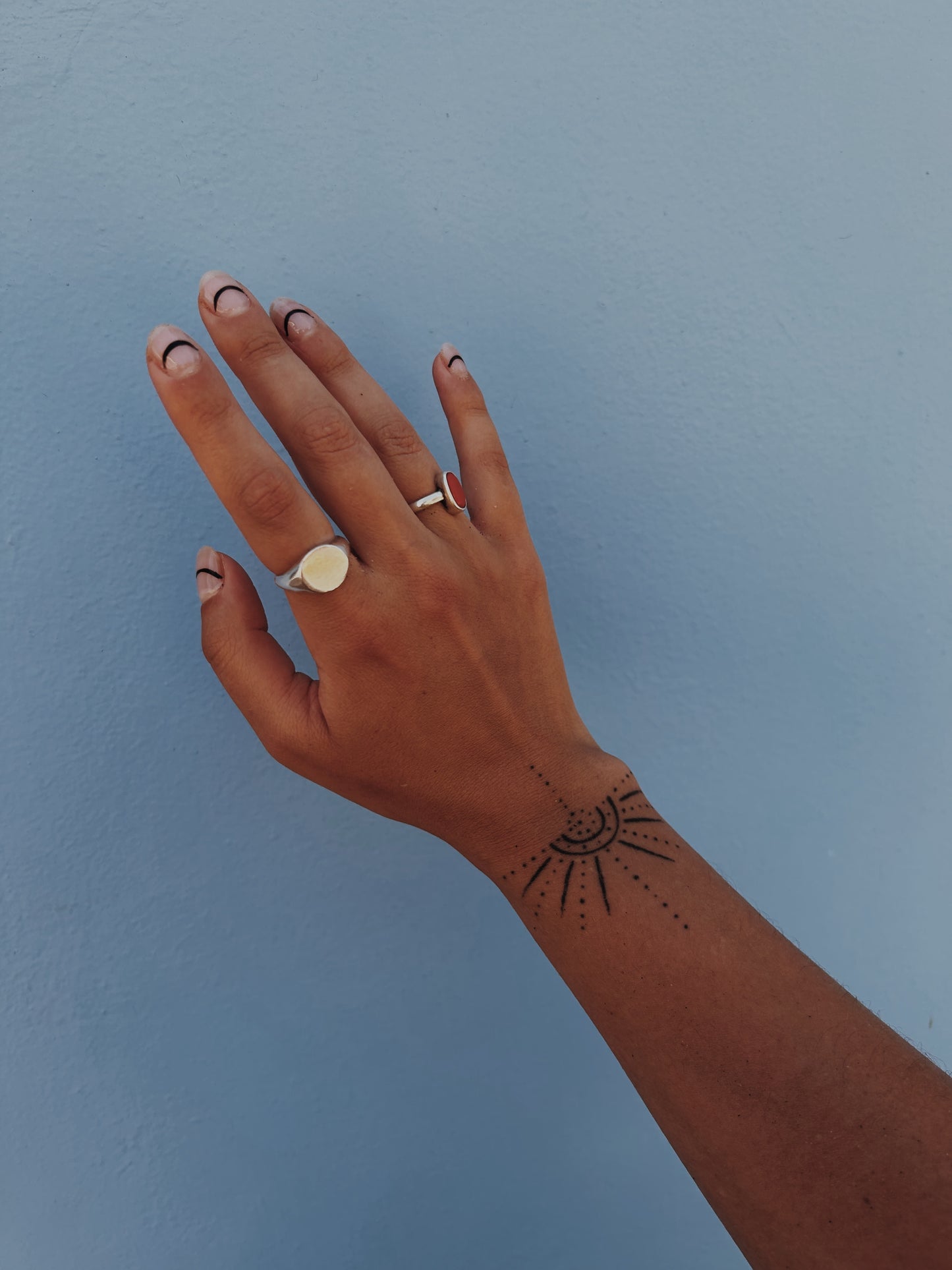 ○ THE SIGNET RING ○